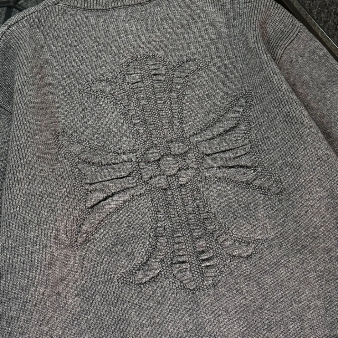 P290 Chrome Hearts 26 high-version wool knitted round-neck sweaters. High-end custom-made 500g sweater fabric. No deformation, no shrinkage, complete with three labels, same style for men and women. Process: The wool is knitted by a 7-needle imported machine. Color: 3 colors. SIZE: XS-L